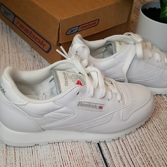 *DONATED* NIB REEBOK CLASSIC WHITE TENNIS SHOES - Picture 2 of 8